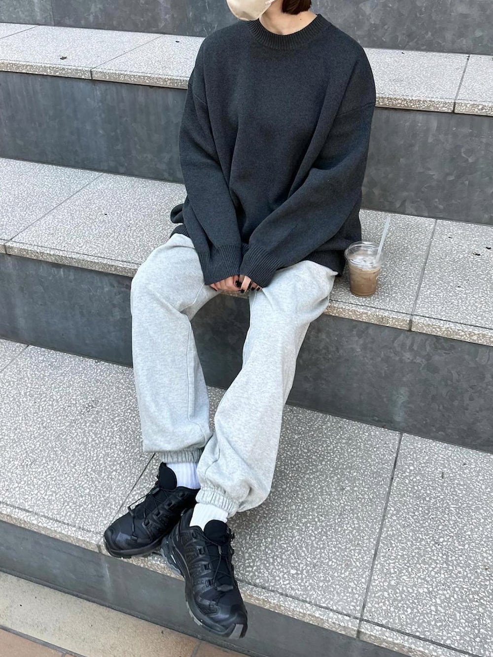 グレー系のニット/セーター、グレー系のスウェットパンツ、ブラック系のボディバッグ/ウエストポーチを着用したレディースの秋コーディネートの2枚目の写真