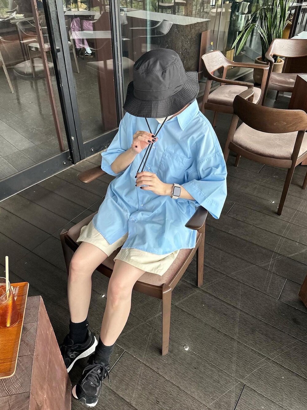 ブルー系のシャツ/ブラウス、ホワイト系のその他パンツ、ブラック系のハットを着用したレディースの夏コーディネートの2枚目の写真