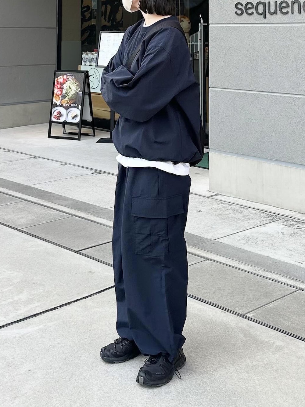 ブルー系のその他トップス、ブルー系のカーゴパンツ、ブラック系のショルダーバッグを着用したレディースの冬コーディネートの2枚目の写真