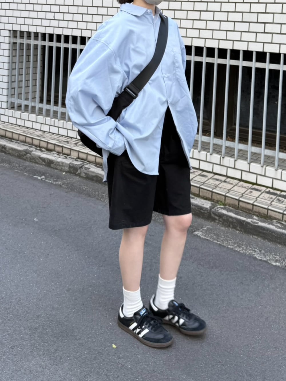 ブルー系のシャツ/ブラウス、ブラック系のその他パンツ、ブラック系のショルダーバッグを着用したレディースの春コーディネートの2枚目の写真