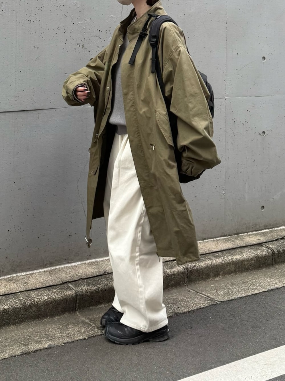 ホワイト系のその他パンツ、ブラック系のバックパック/リュック、ブラック系のスニーカーを着用したレディースの冬コーディネートの2枚目の写真