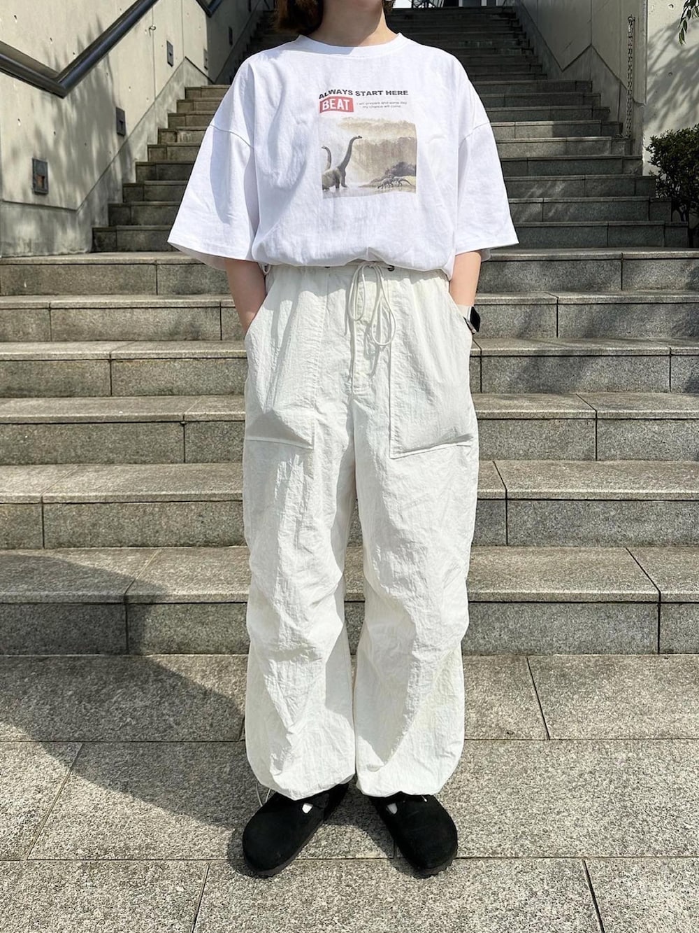 ホワイト系のTシャツ/カットソー、ホワイト系のその他パンツを着用したレディースの夏コーディネートの2枚目の写真