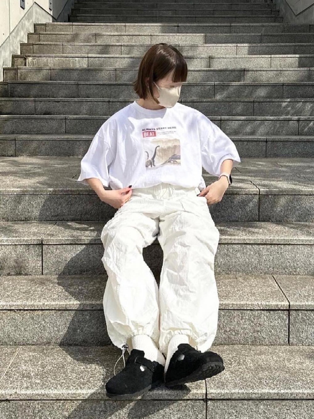 ホワイト系のTシャツ/カットソー、ホワイト系のその他パンツを着用したレディースの夏コーディネートの3枚目の写真