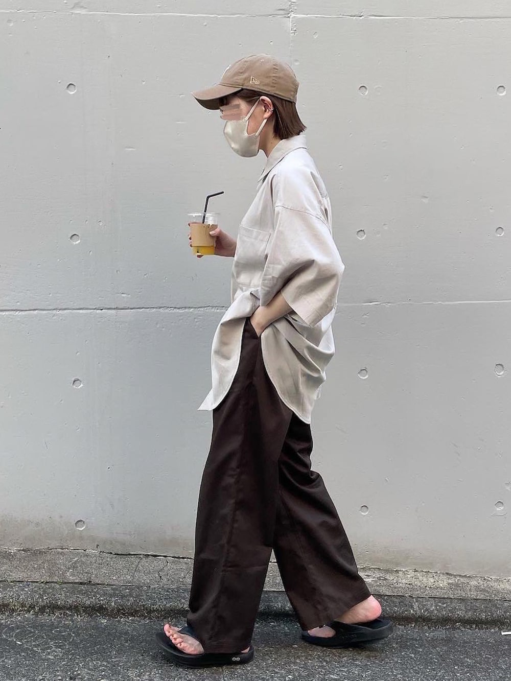 ベージュ系のシャツ/ブラウス、ブラウン系のチノパンツ、ブラック系のサンダルを着用したレディースの夏コーディネートの2枚目の写真