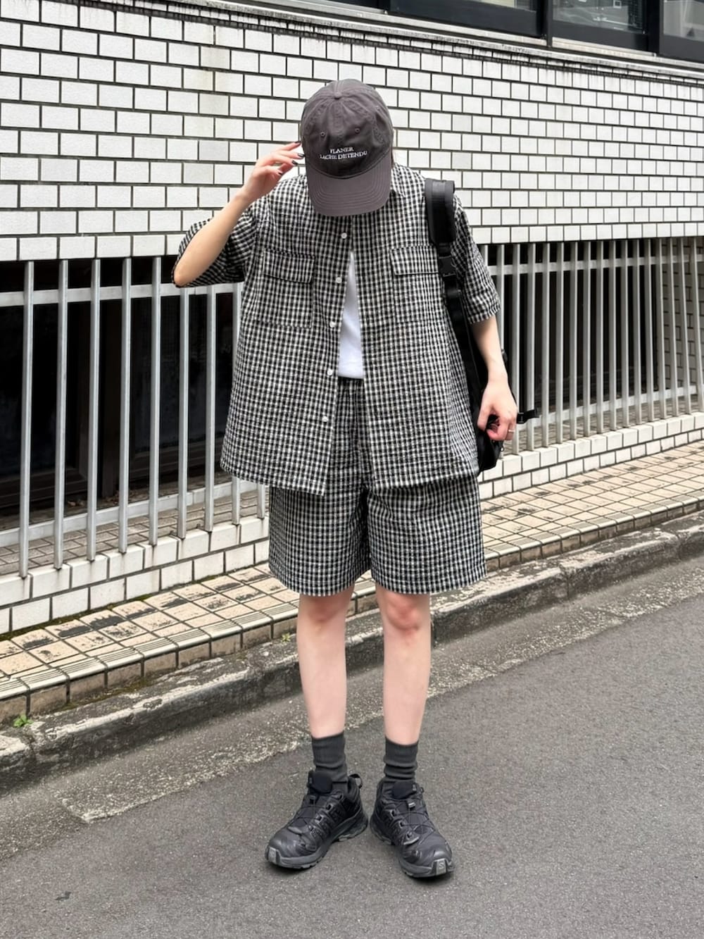 ブラック系のシャツ/ブラウス、ブラック系のその他パンツ、ブラック系のショルダーバッグを着用したレディースの夏コーディネートの2枚目の写真