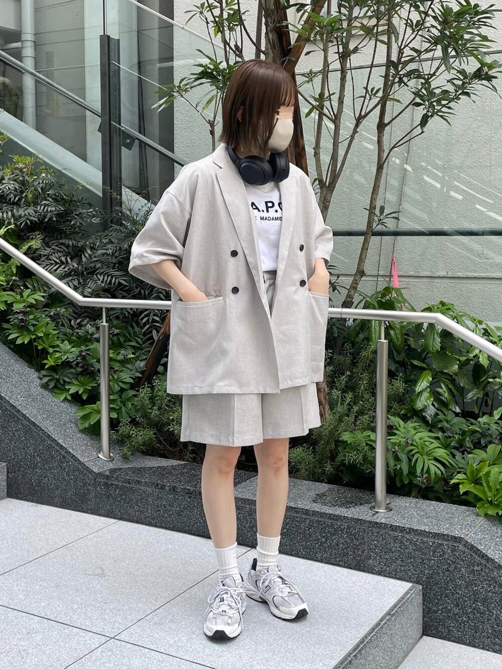 ベージュ系のその他トップス、ベージュ系のその他パンツを着用したレディースの春コーディネートの2枚目の写真