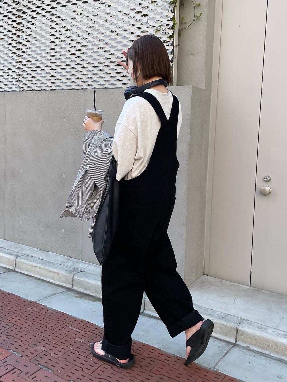 グレー系のTシャツ/カットソー、ブラック系のサロペット/オーバーオール、ブルー系のシャツ/ブラウスを着用したレディースの夏コーディネートの2枚目の写真