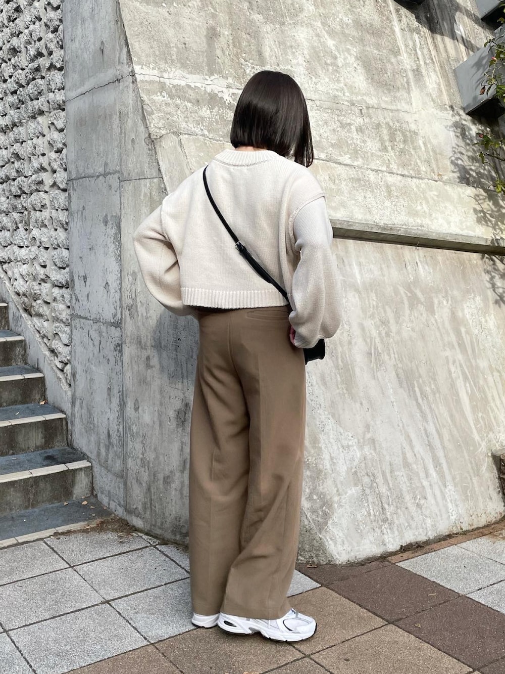 ベージュ系のニット/セーター、ベージュ系のその他パンツ、ブラック系のショルダーバッグを着用したレディースの冬コーディネートの3枚目の写真