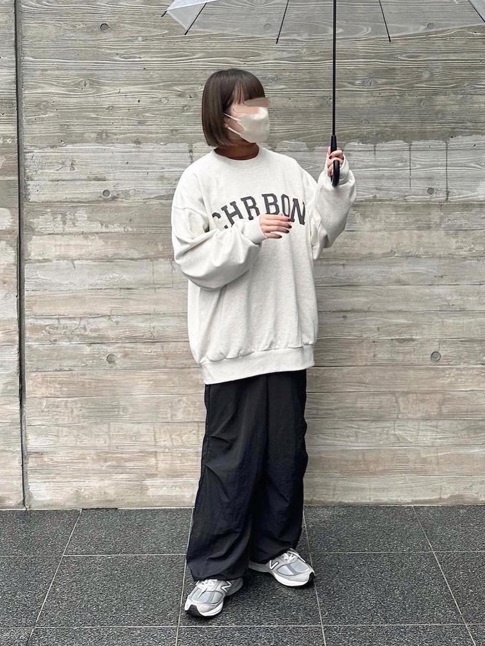 グレー系のスウェット、ブラウン系のニット/セーター、ブラック系のその他パンツを着用したレディースの秋コーディネートの2枚目の写真