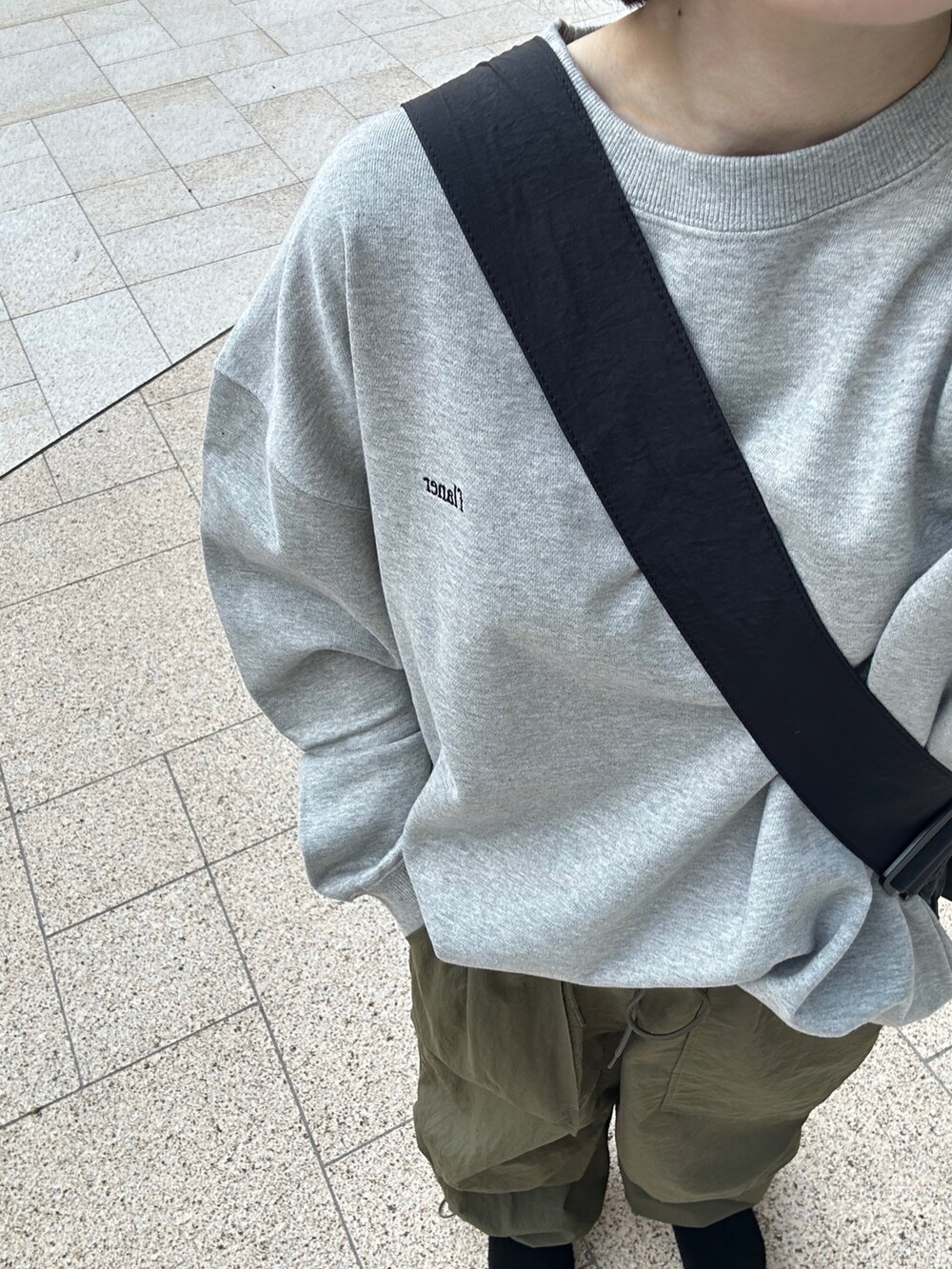 グレー系のスウェット、グリーン系のその他パンツ、ブラック系のサンダルを着用したレディースの秋コーディネートの4枚目の写真
