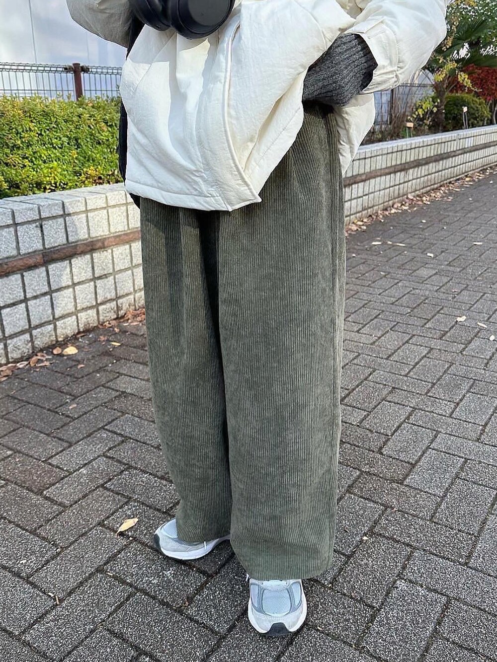 ホワイト系のその他アウター、グリーン系のその他パンツ、グレー系のスニーカーを着用したレディースの冬コーディネートの3枚目の写真