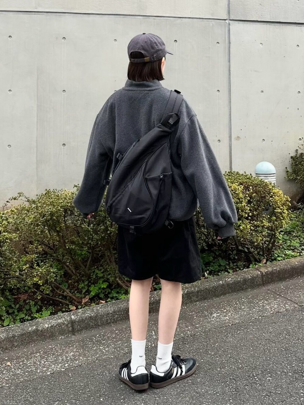 グレー系のスウェット、ブラック系のその他パンツ、ブラック系のショルダーバッグを着用したレディースの秋コーディネートの3枚目の写真