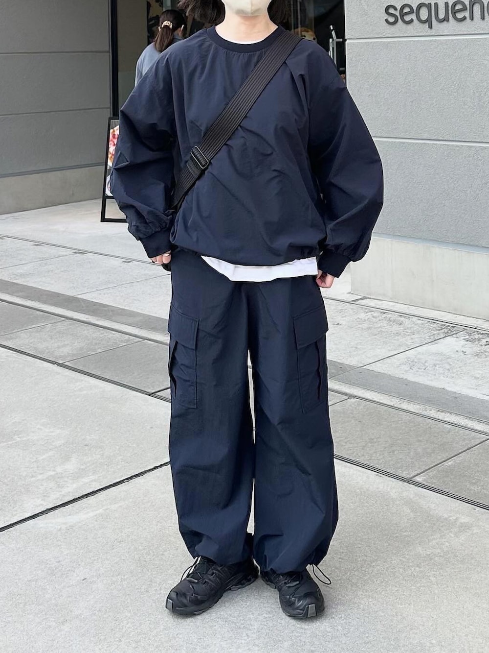 ブルー系のその他トップス、ブルー系のカーゴパンツ、ブラック系のショルダーバッグを着用したレディースの冬コーディネートの3枚目の写真