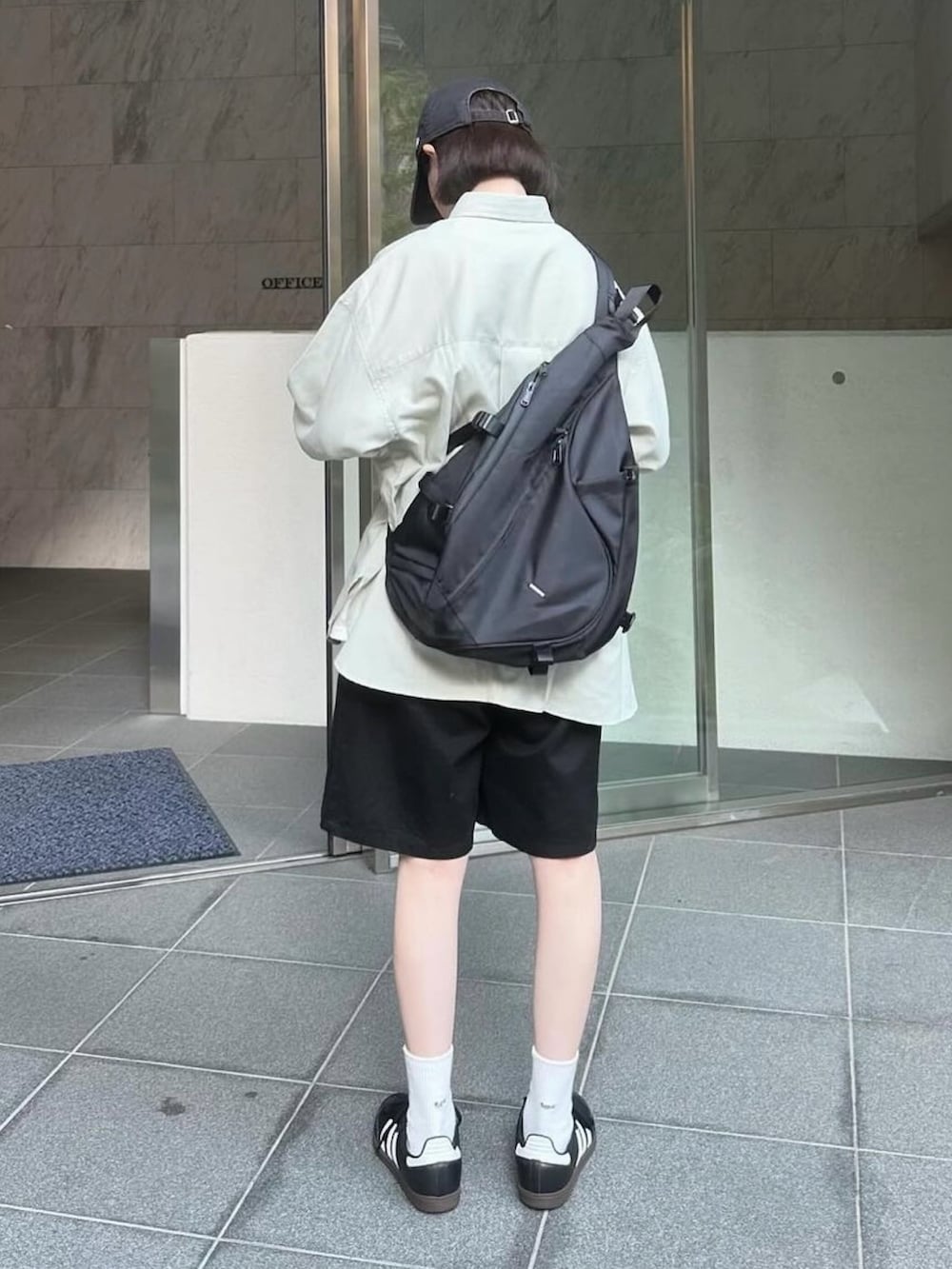 グレー系のシャツ/ブラウス、ブラック系のその他パンツ、ブラック系のショルダーバッグを着用したレディースの秋コーディネートの2枚目の写真