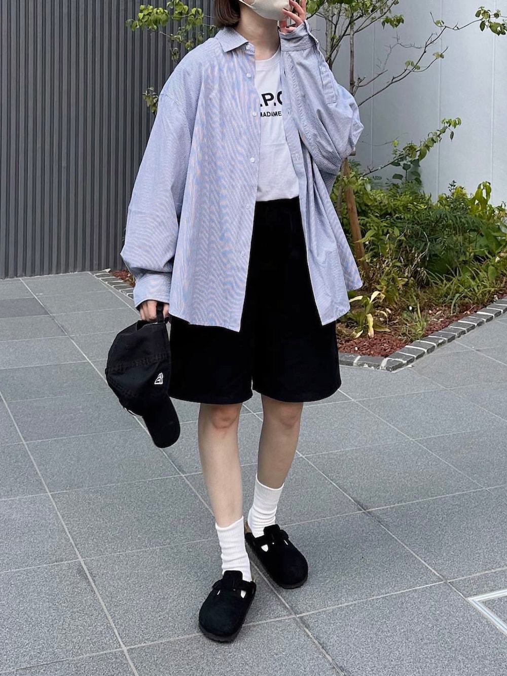 その他のシャツ/ブラウス、ホワイト系のTシャツ/カットソー、ブラック系のその他パンツを着用したレディースの夏コーディネートの2枚目の写真