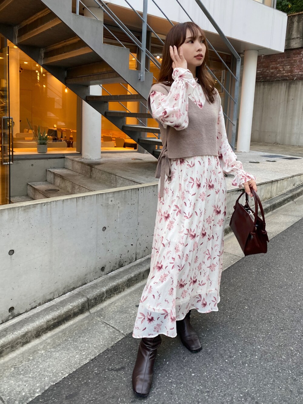 ブラウン系のショルダーバッグを着用したレディースの秋コーディネートの2枚目の写真