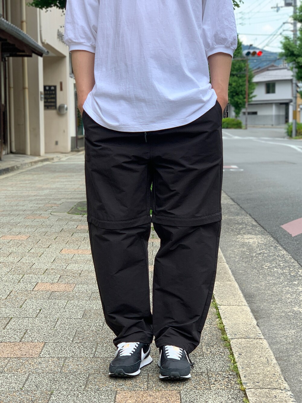 ブラック系のパンツを着用したメンズの秋コーディネートの3枚目の写真