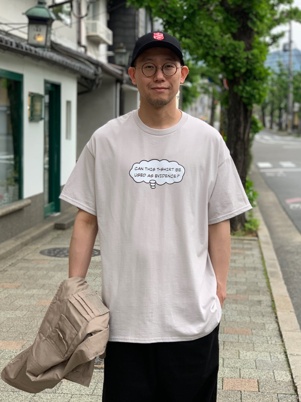 ブラック系のその他パンツ、ベージュ系のその他アウターを着用したメンズの春コーディネートの4枚目の写真