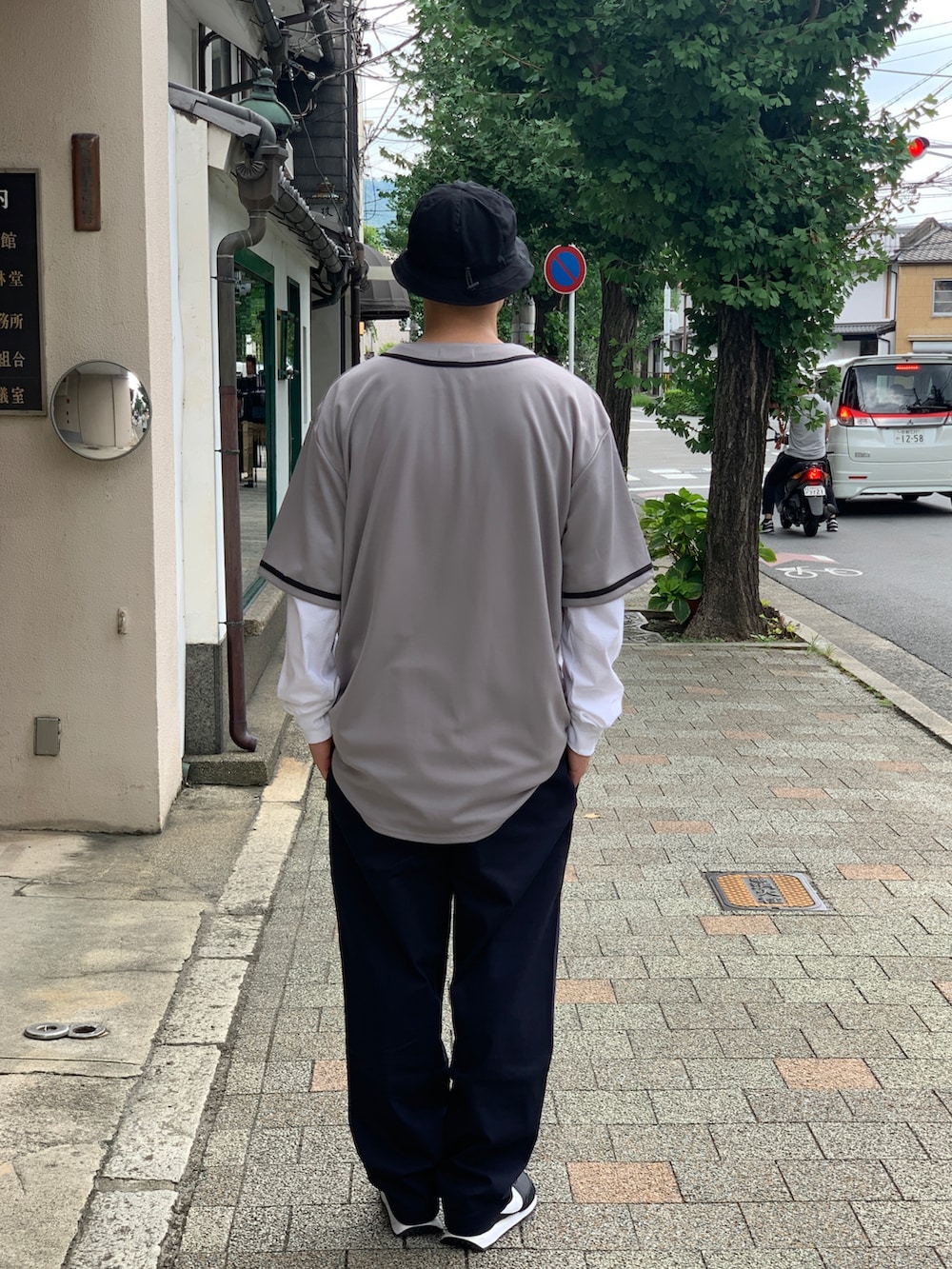 ブルー系のチノパンツを着用したメンズの秋コーディネートの2枚目の写真