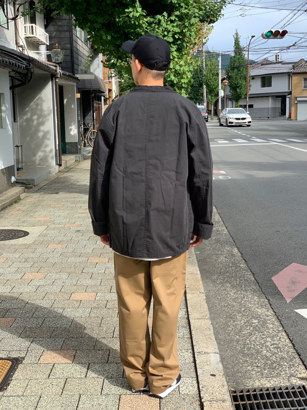 「benchkyoto、ストリート、オーバーサイズ、ビッグシルエット、スニーカー、チャイナシャツ、ベスト、チノパン、キャップ」｜「LASER BARCELONAのアイテム（チノパンツ、ベージュ系）」を使った、BENCHさん（メンズ・178cm）の冬コーディネートの3枚目の写真