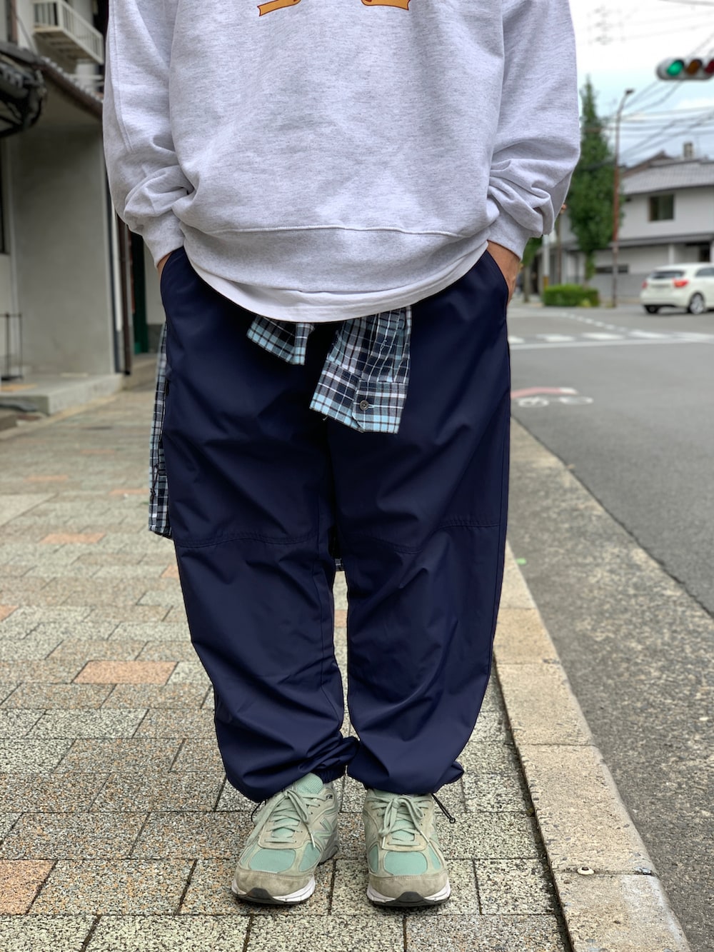 グレー系のスウェットを着用したメンズの秋コーディネートの4枚目の写真