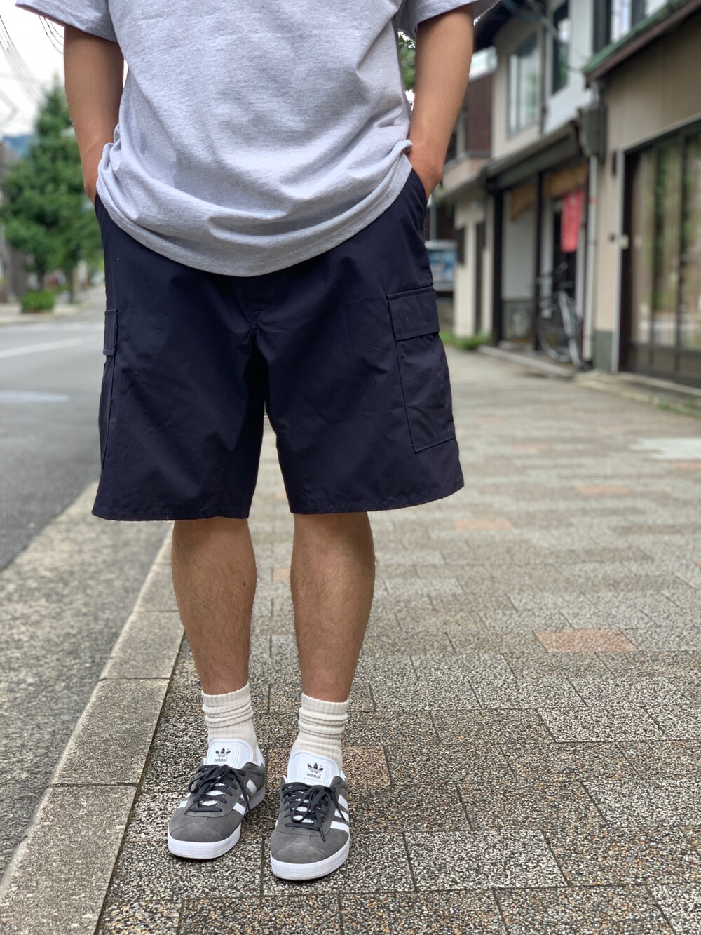 ベージュ系のTシャツ/カットソー、ブルー系のカーゴパンツを着用したメンズの夏コーディネートの4枚目の写真