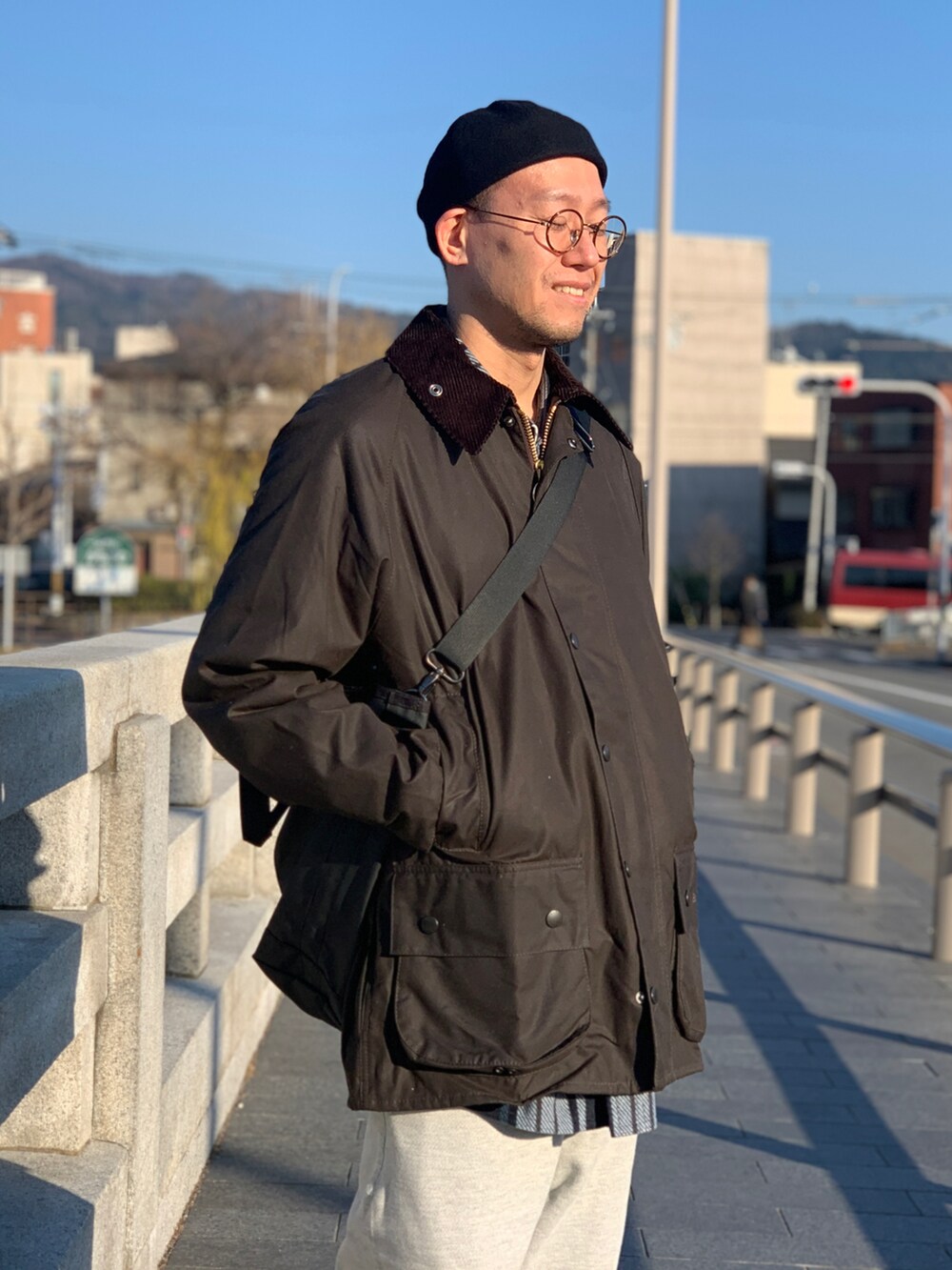 ブラウン系のジャケット/アウター、ブラック系のトートバッグ、グレー系のスウェットパンツを着用したメンズの冬コーディネートの4枚目の写真