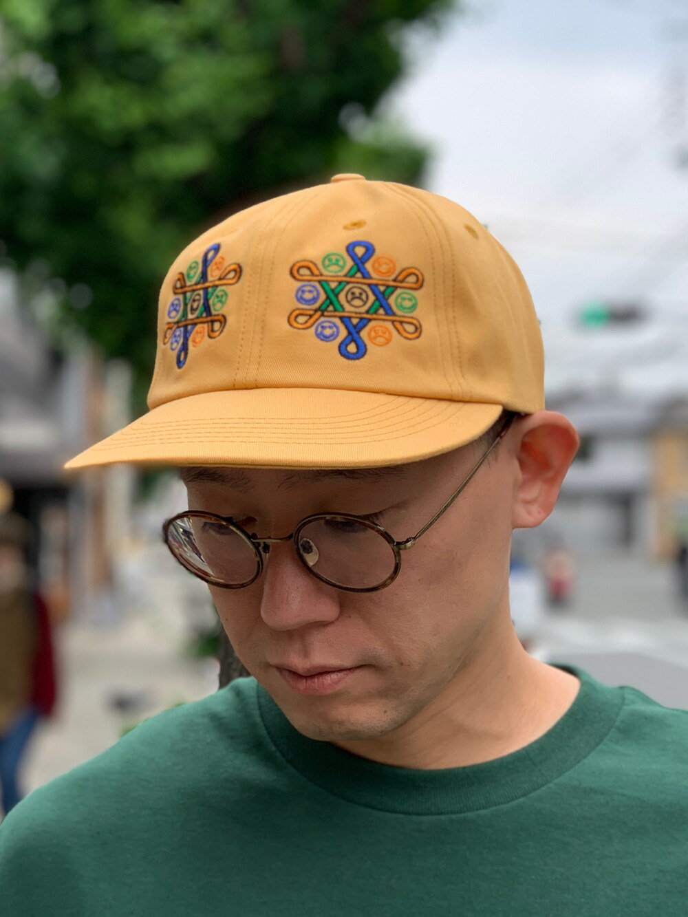 ブラック系のスニーカー、グリーン系のTシャツ/カットソーを着用したメンズの夏コーディネートの3枚目の写真