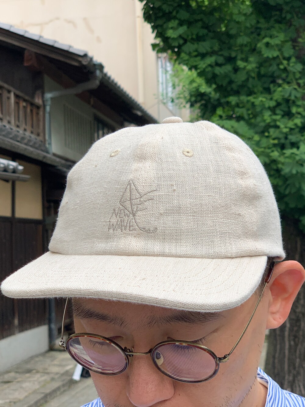 ベージュ系のチノパンツ、ブルー系のシャツ/ブラウスを着用したメンズの秋コーディネートの5枚目の写真