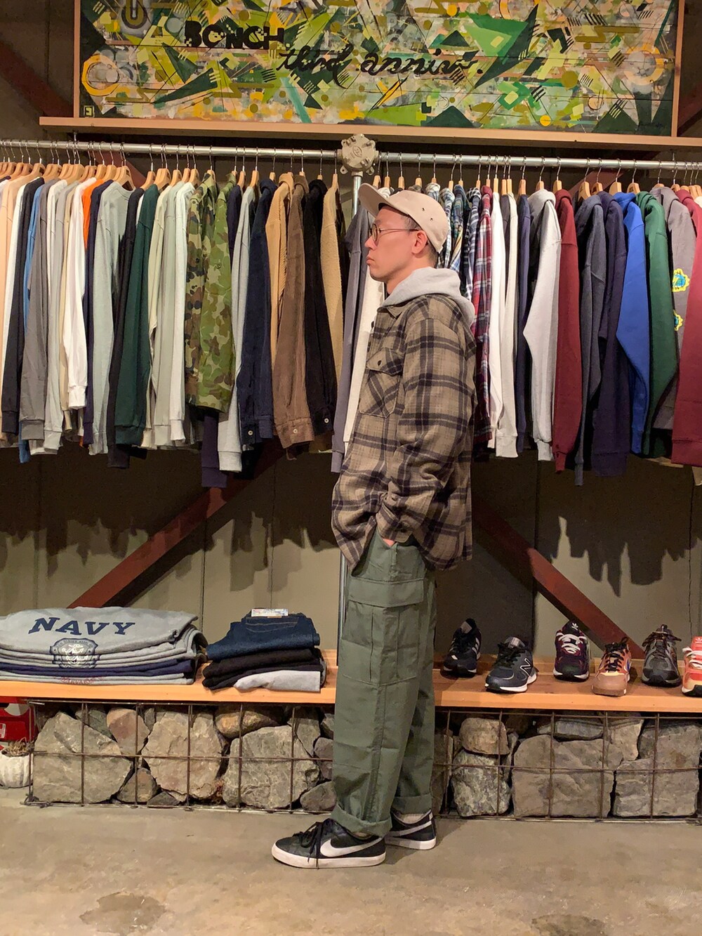 グリーン系のカーゴパンツを着用したメンズの春コーディネートの2枚目の写真