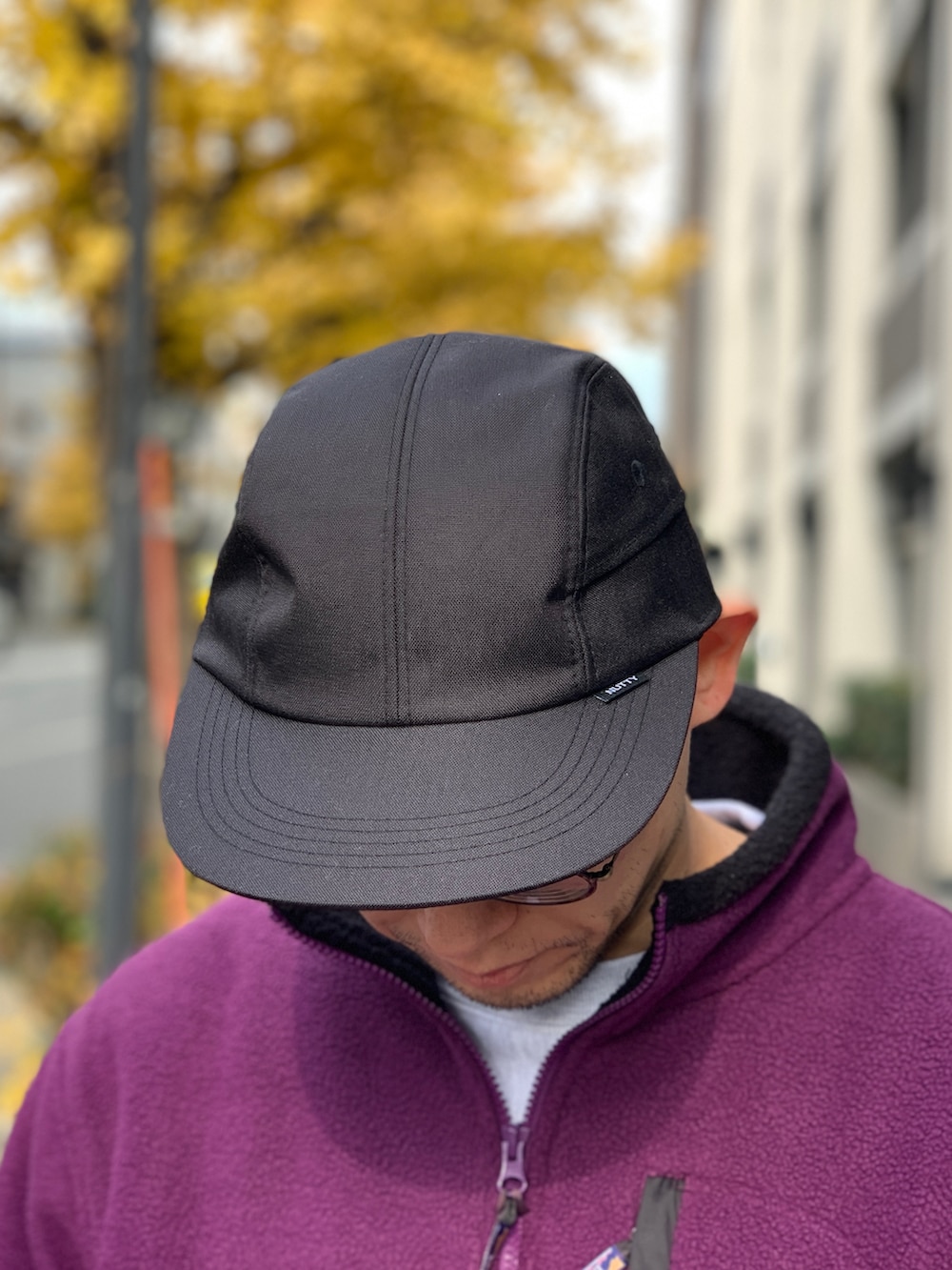 パープル系のその他アウターを着用したメンズの春コーディネートの3枚目の写真