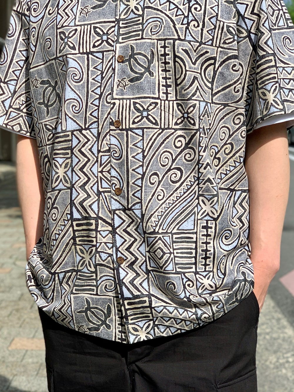 ブラウン系のカーゴパンツを着用したメンズの夏コーディネートの3枚目の写真