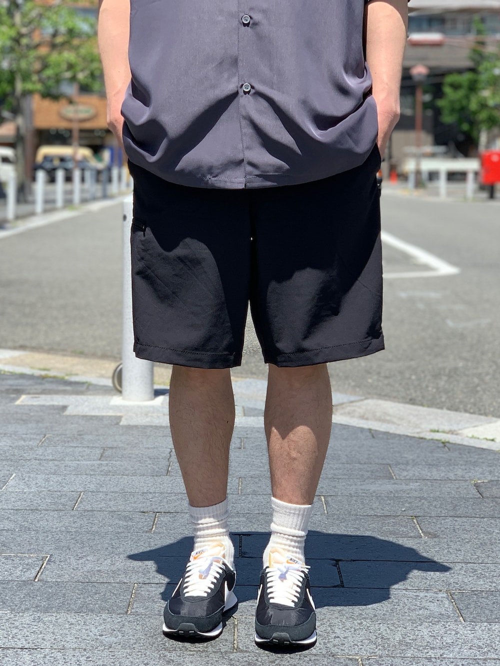 グレー系のシャツ/ブラウスを着用したメンズの夏コーディネートの5枚目の写真