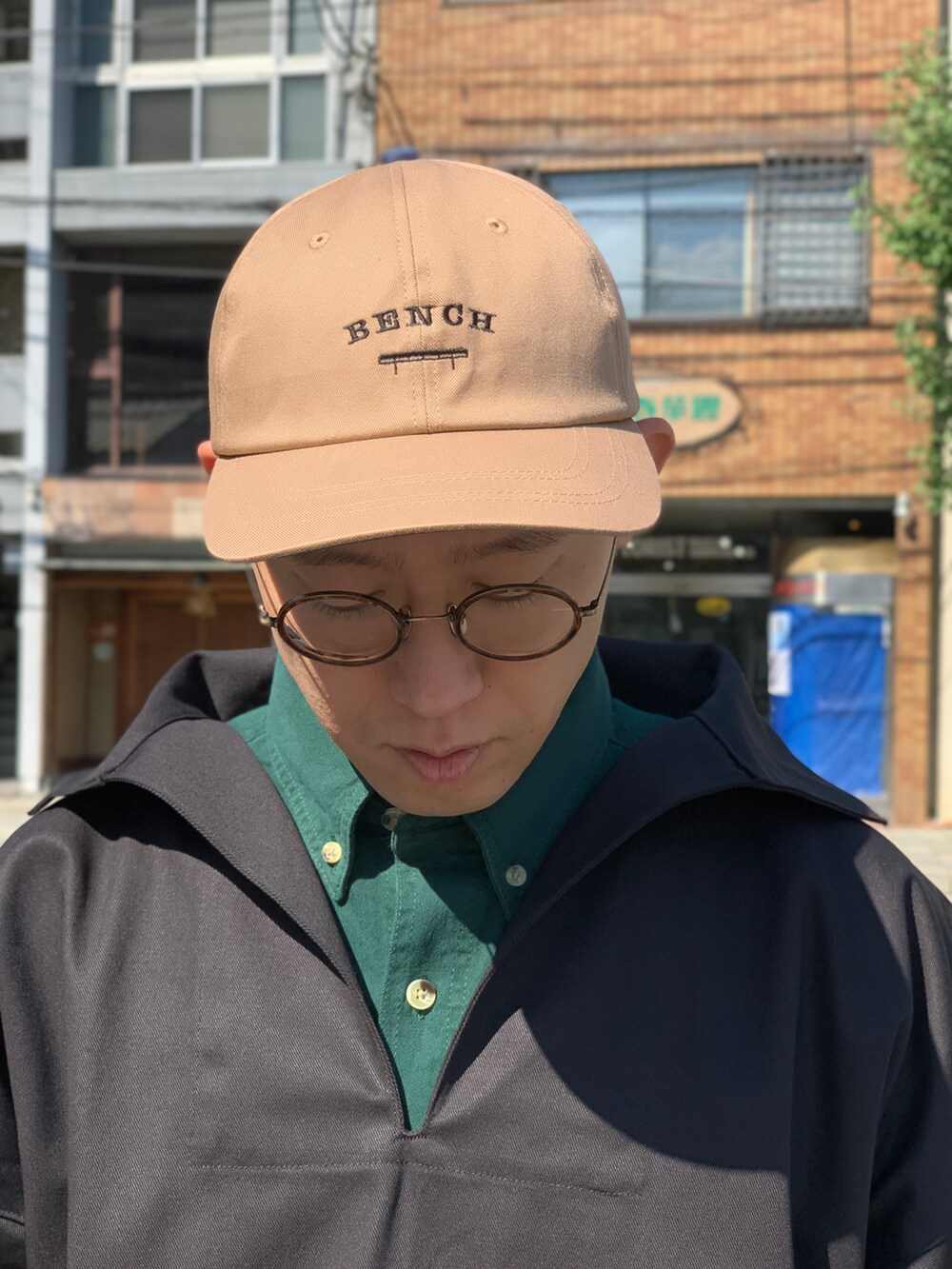 グレー系のスウェットパンツ、ブラック系のカバーオール、グリーン系のシャツ/ブラウスを着用したメンズの秋コーディネートの4枚目の写真