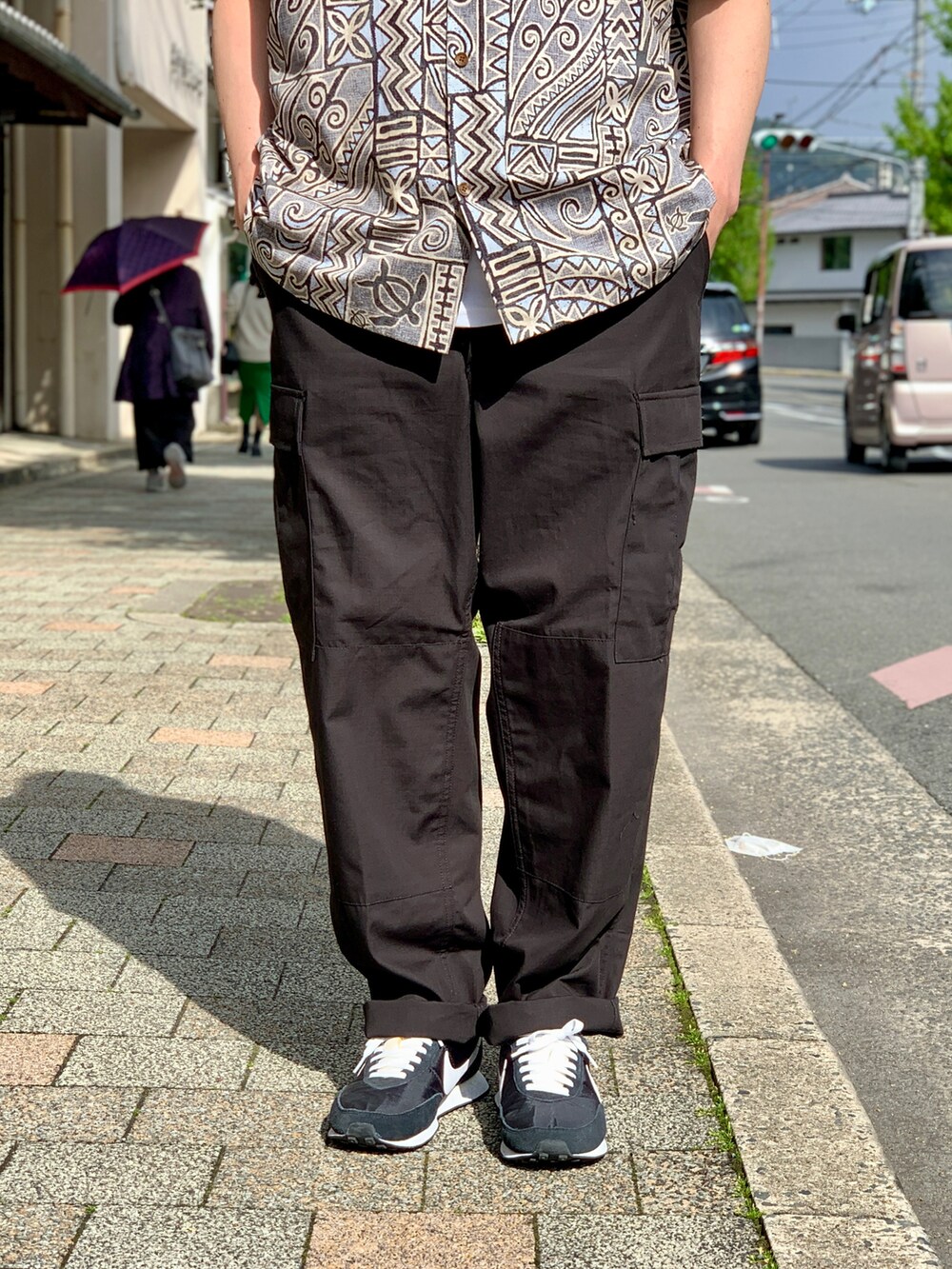 ブラウン系のカーゴパンツを着用したメンズの夏コーディネートの4枚目の写真