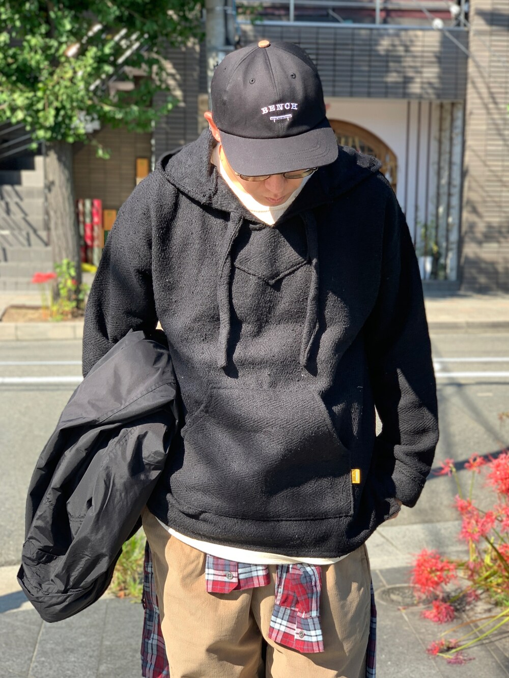 ベージュ系のその他パンツ、ブラック系のマウンテンパーカー、ブラック系のパーカーを着用したメンズの冬コーディネートの5枚目の写真