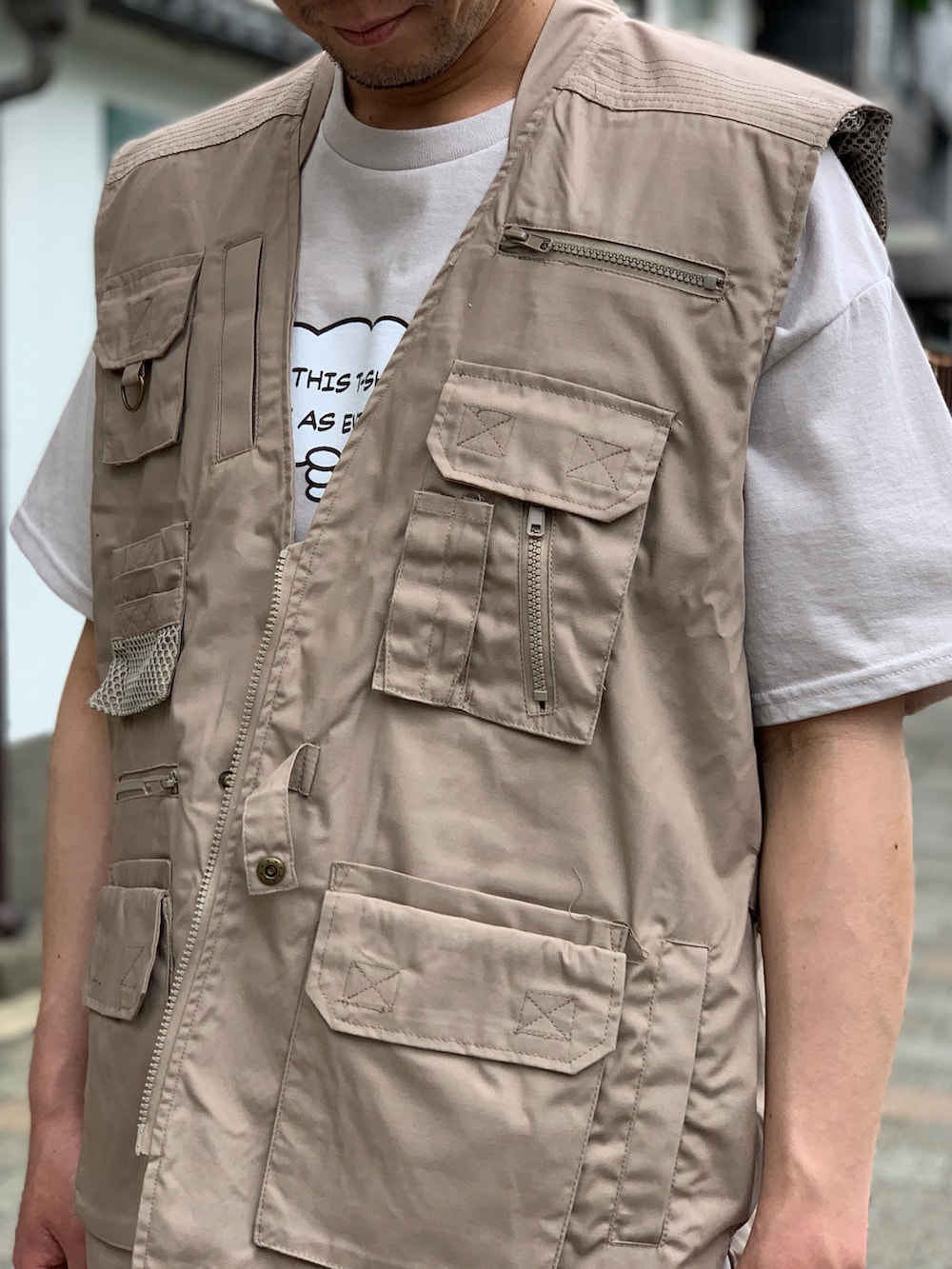 ブラック系のその他パンツ、ベージュ系のその他アウターを着用したメンズの春コーディネートの3枚目の写真