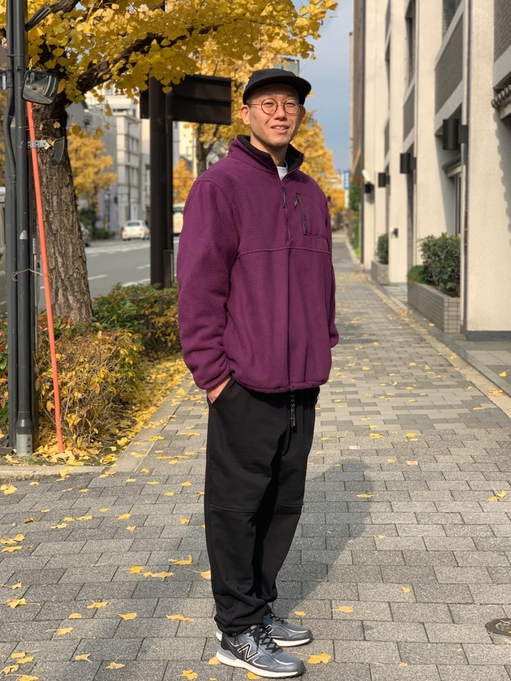 パープル系のその他アウターを着用したメンズの春コーディネートの4枚目の写真