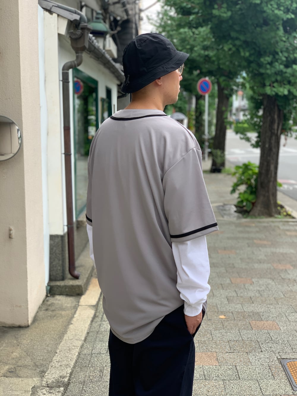 ブルー系のチノパンツを着用したメンズの秋コーディネートの4枚目の写真