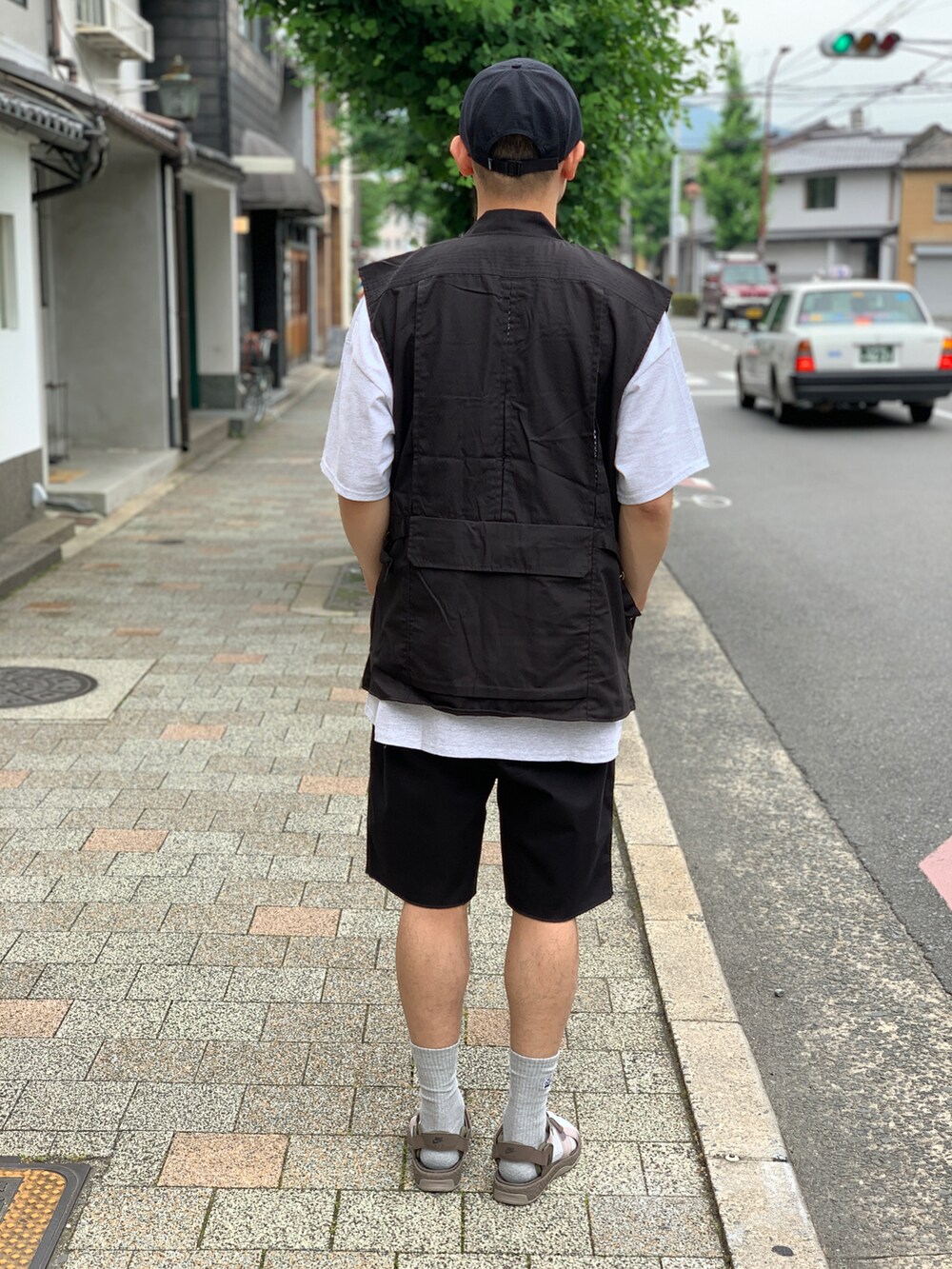 ブラック系のチノパンツを着用したメンズの夏コーディネートの2枚目の写真