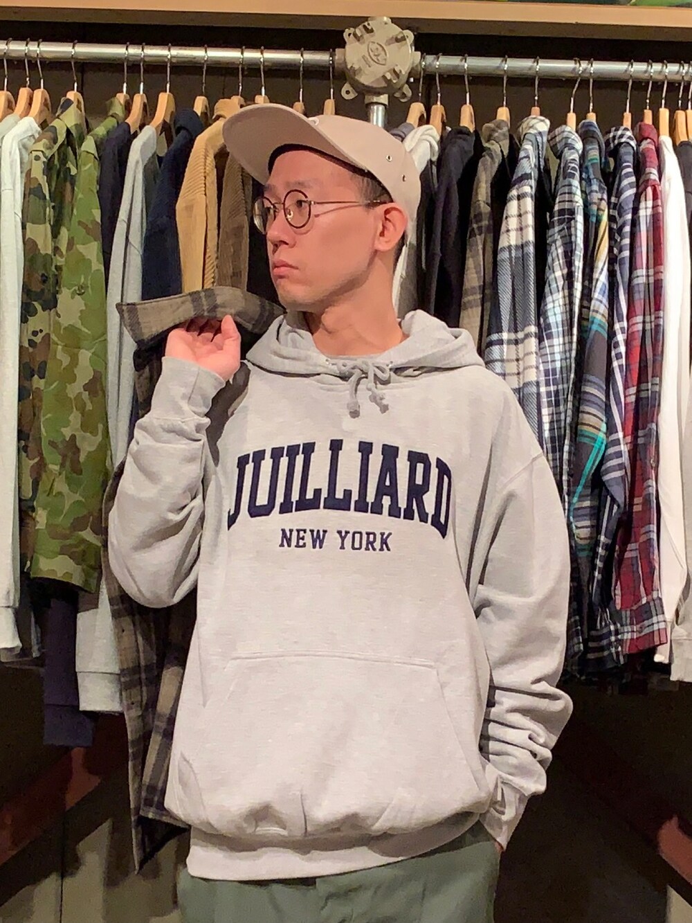 グリーン系のカーゴパンツを着用したメンズの春コーディネートの5枚目の写真