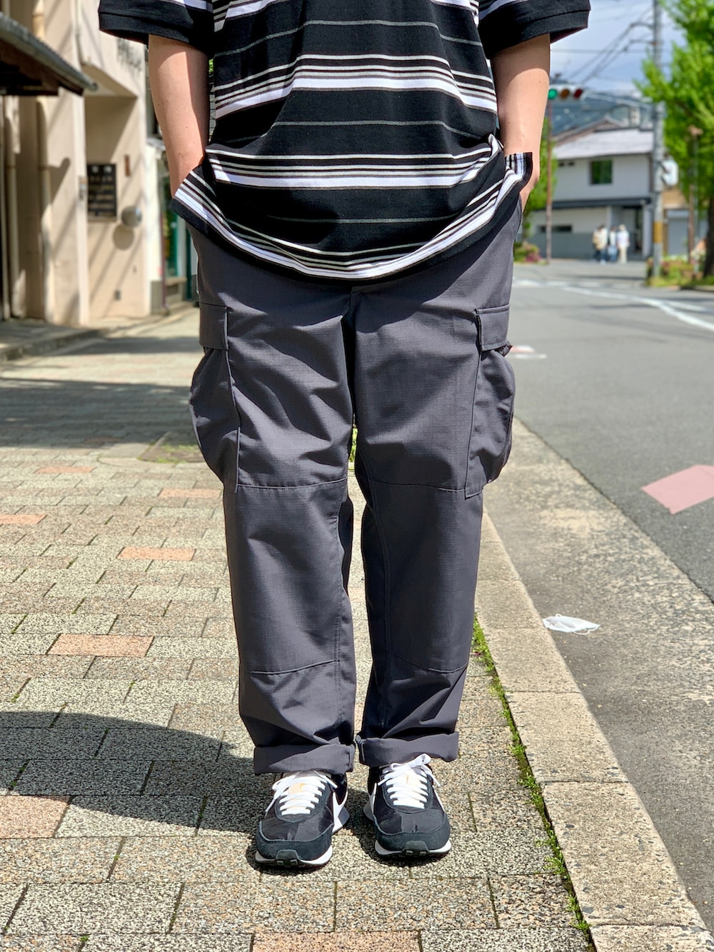 グレー系のカーゴパンツを着用したメンズの夏コーディネートの4枚目の写真