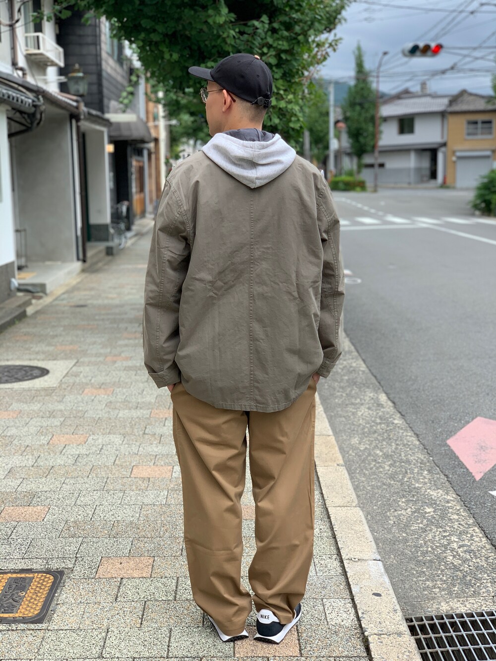 ベージュ系のチノパンツ、ブラウン系のジャケット/アウターを着用したメンズの秋コーディネートの3枚目の写真