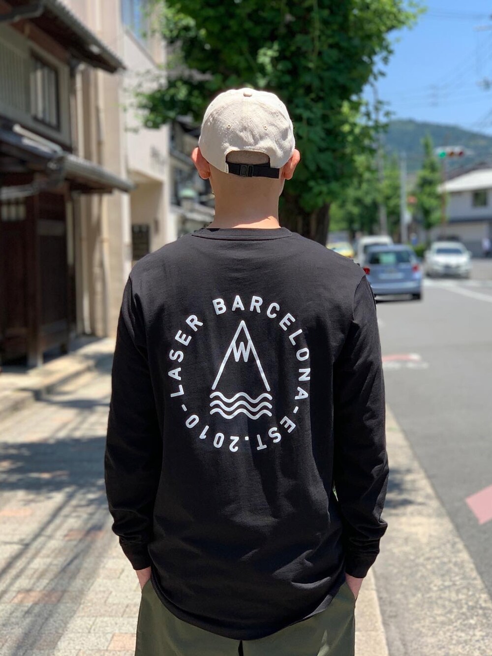 ブラック系のスニーカーを着用したメンズの秋コーディネートの5枚目の写真