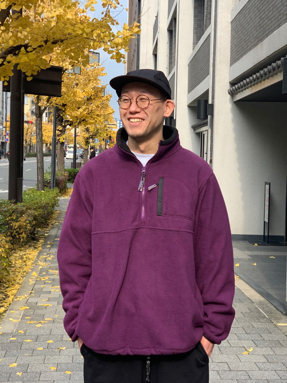 パープル系のその他アウターを着用したメンズの春コーディネートの2枚目の写真