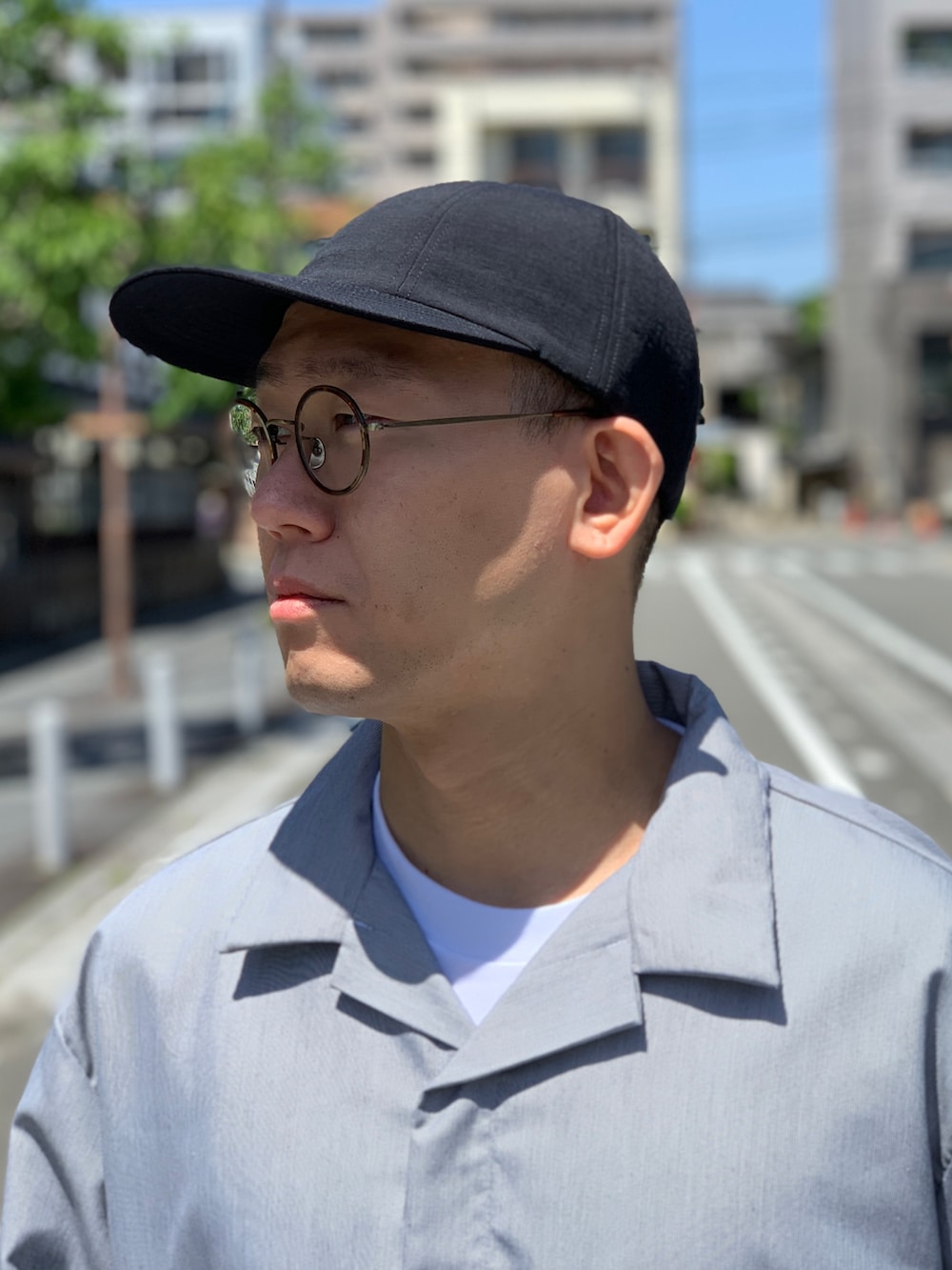 ホワイト系のTシャツ/カットソーを着用したメンズの夏コーディネートの4枚目の写真