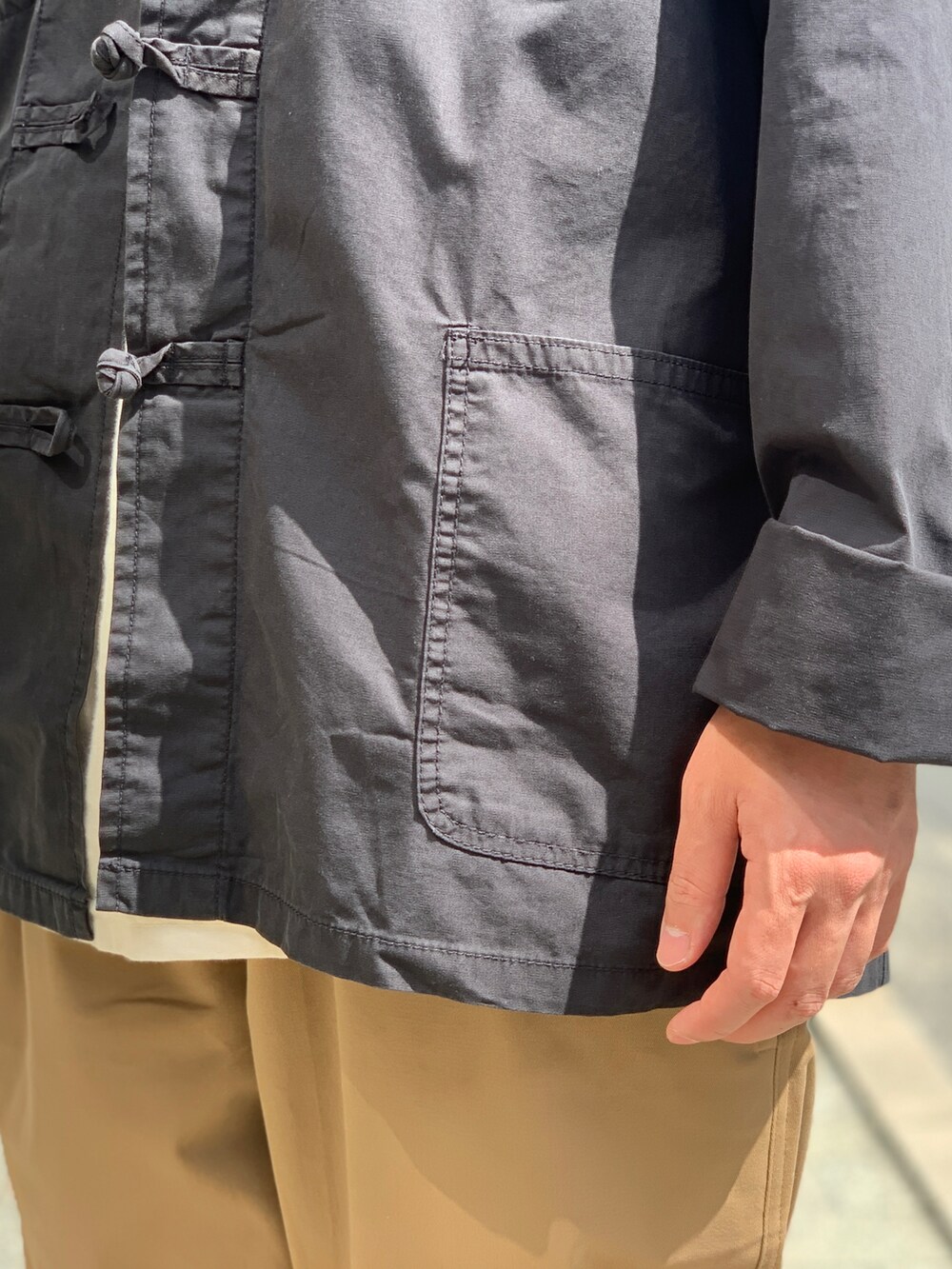 ベージュ系のチノパンツを着用したメンズの秋コーディネートの3枚目の写真