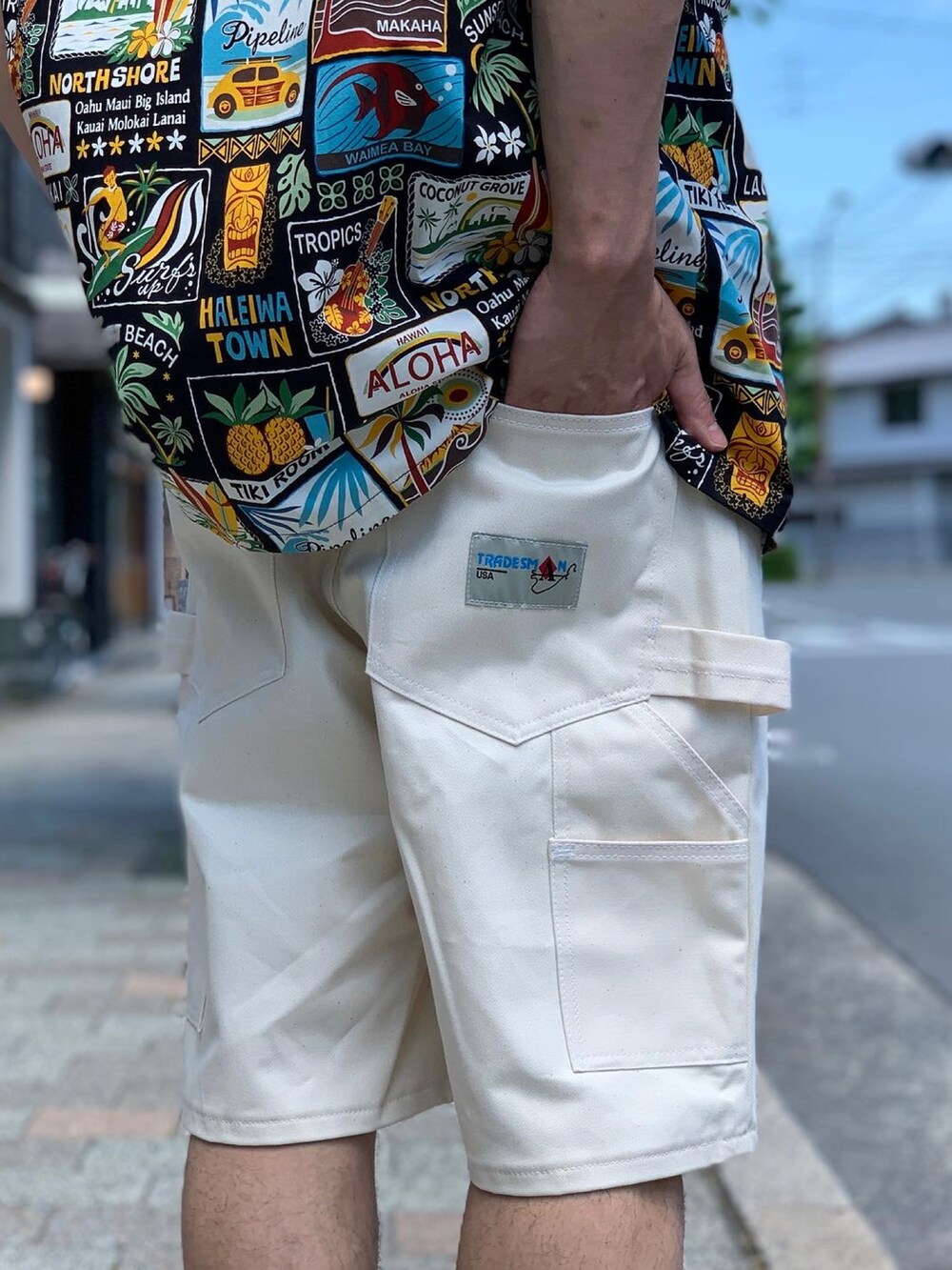 ホワイト系のその他パンツ、その他のシャツ/ブラウス、ブラック系のスニーカーを着用したメンズの夏コーディネートの5枚目の写真