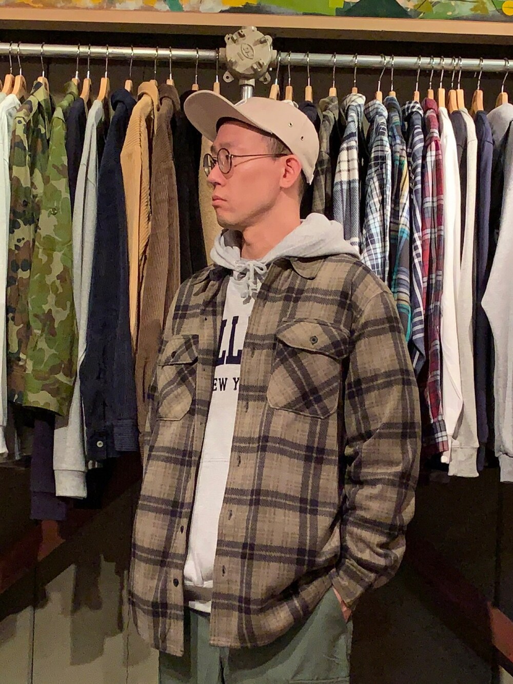 グリーン系のカーゴパンツを着用したメンズの春コーディネートの4枚目の写真