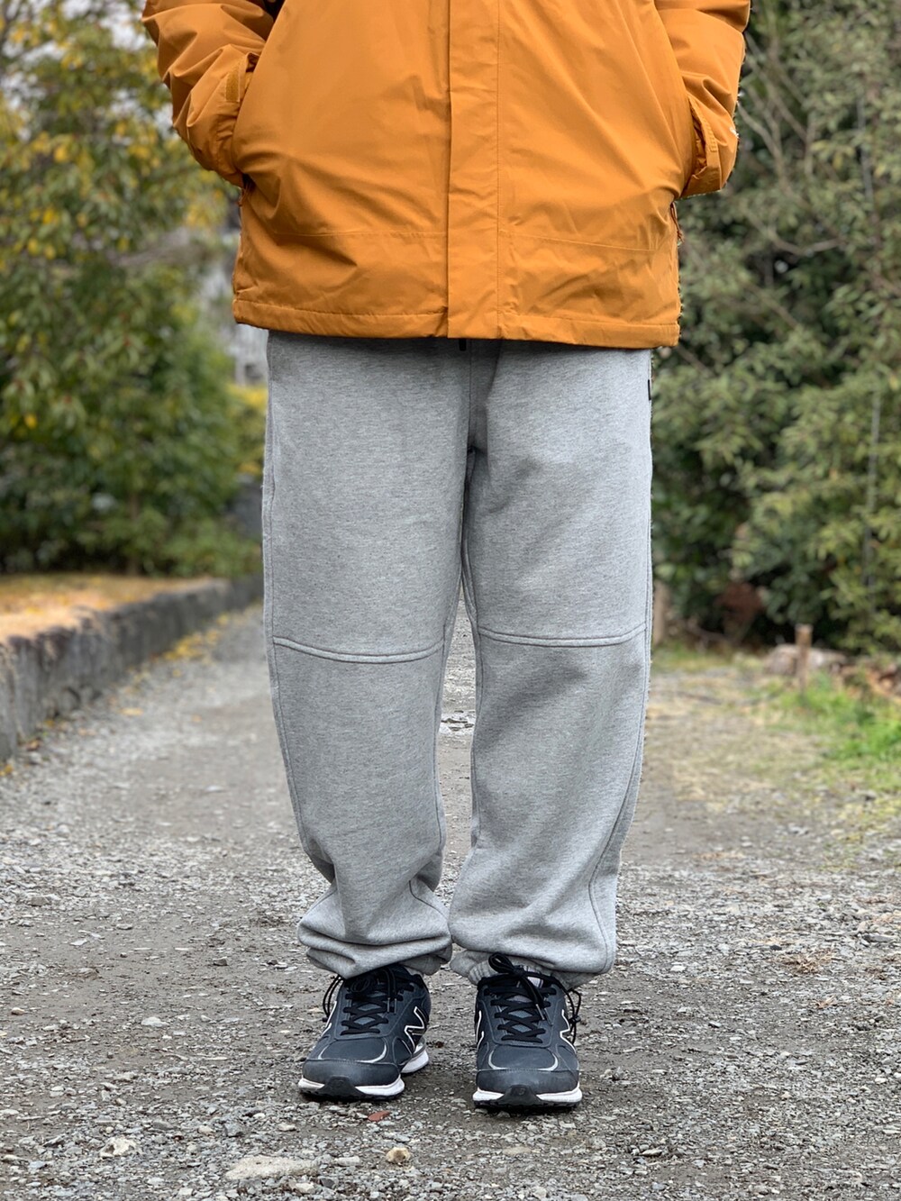 イエロー系のナイロンジャケットを着用したメンズの春コーディネートの3枚目の写真